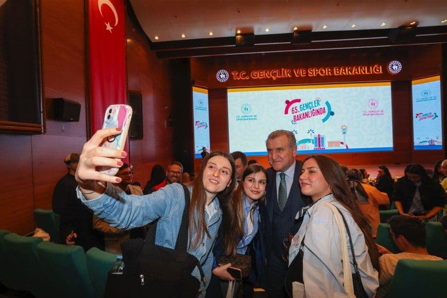 BAKAN DR. OSMAN AŞKIN BAK GENÇLERLE BULUŞTU