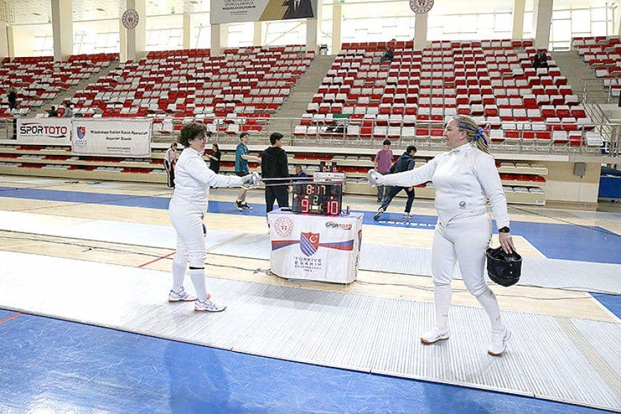 Eski milli eskrimci, 30 yıl ara verdiği spor yaşamına altın madalyayla döndü
